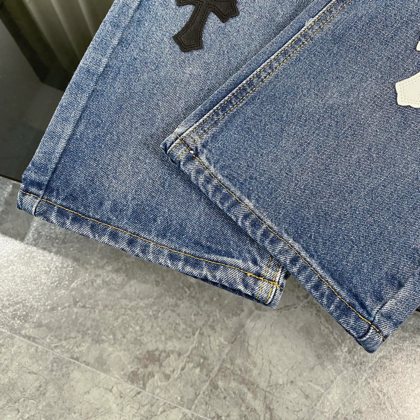🅿️280 chrome hearts 2025 new city limited classic leather label jeans vi Top heavy industry fashionable design] Consistent high street luxury style creation. Speaking of this style, the Zangyin family and GU family are definitely among the leading representative brands. Especially the Zangyin family has really achieved a state-of-the-art effect in creating high street style. It is made of unique washed materials. The color system of this model is already quite eye-catching. After it is decorated with patchwork cross flowers, it cleverly highlights the charm of the brand. Secondly, this model uses classic The classic high-waist cutting design highlights the long legs and the fashionable temperament of the upper body. The brand is highly recognizable and the slim fit configuration is more suitable for daily wear. This product is a product that interprets personality, fashion, and specifications at a glance. This single product is enough to make any fan excited. It can be a white T-shirt for youthful preppy style, or a tight sling for royal lady style. It has strong matching ability and can be easily controlled by men.  [Material and craftsmanship] Needless to say, this point goes without saying. As an excellent craftsman brand, Zangyin has really perfect requirements for details and craftsmanship. The washed color of this model has gone through so many processes, not to mention the embellishment of the denim appliqués. It is also purely handmade and sewn. Just like what they believe in, only handmade things have soul and have the meaning of wear. A top-notch heavy-duty fashionable denim item, I look forward to your perfect interpretation! !  Size:28-34